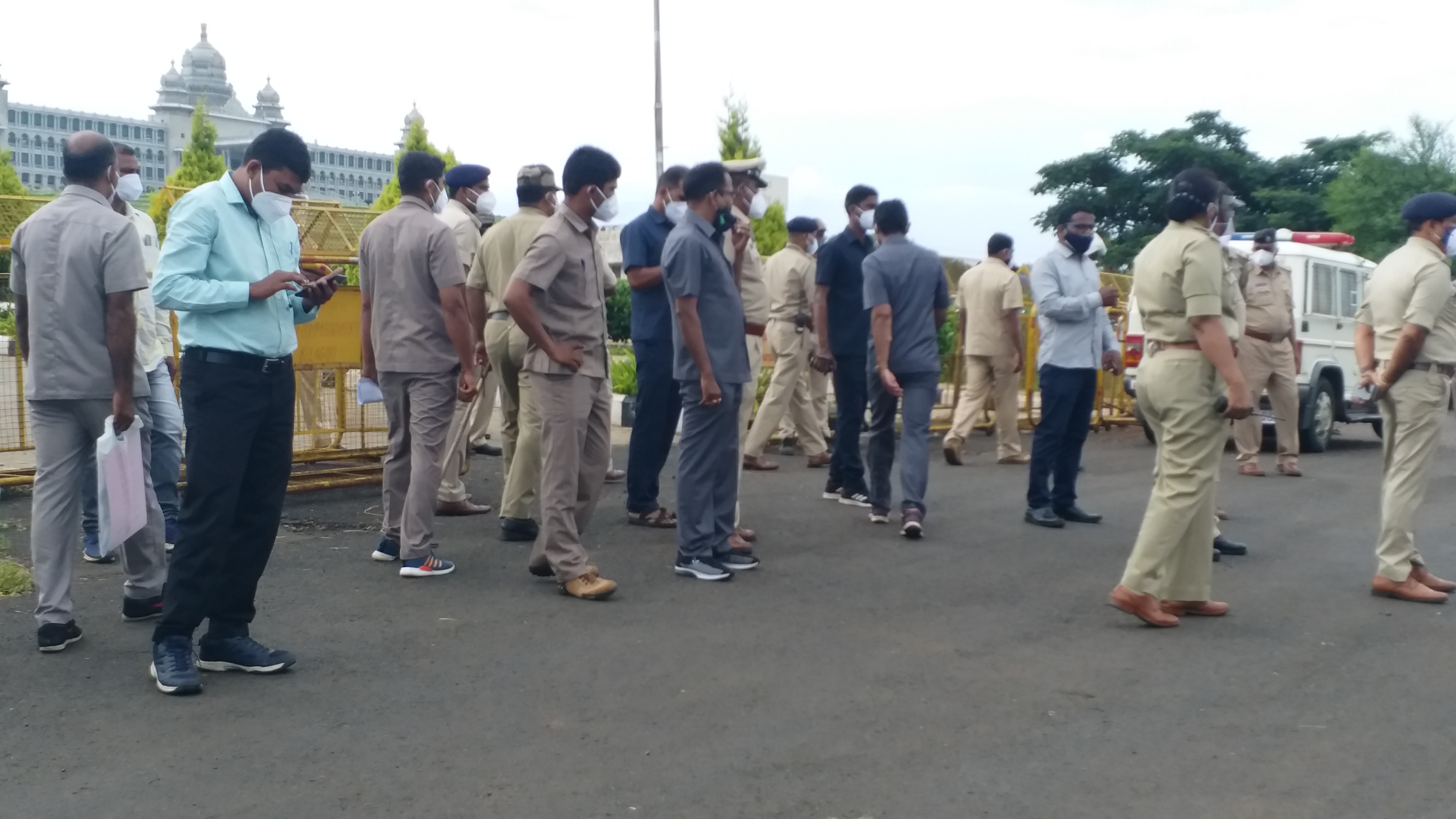 Farmers protest, Farmers protest for CM Yediyurappa visit, Farmers protest for CM Yediyurappa visit to Belagavi,  Farmers protest,  Farmers protest news, ರೈತರು ಪ್ರತಿಭಟನೆ, ಸಿಎಂ ಯಡಿಯೂರಪ್ಪ ಭೇಟಿ ಹಿನ್ನೆಲೆ ರೈತರ ಪ್ರತಿಭಟನೆ, ಬೆಳಗಾವಿಗೆ ಸಿಎಂ ಯಡಿಯೂರಪ್ಪ ಭೇಟಿ ಹಿನ್ನೆಲೆ ರೈತರ ಪ್ರತಿಭಟನೆ, ರೈತರು ಪ್ರತಿಭಟನೆ, ಬೆಳಗಾವಿ ರೈತರು ಪ್ರತಿಭಟನೆ ಸುದ್ದಿ,