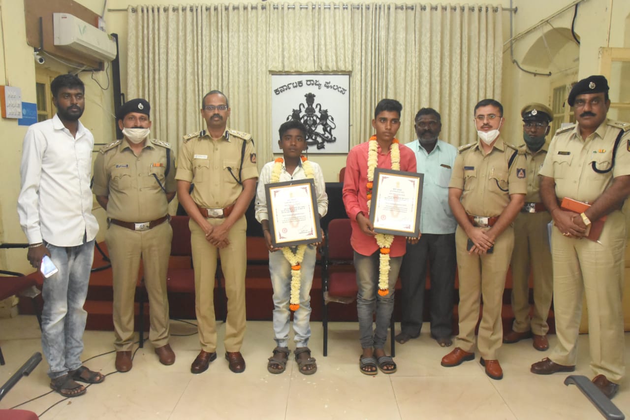 Lifeguard medal for boys who rescued a man floating in the ditch