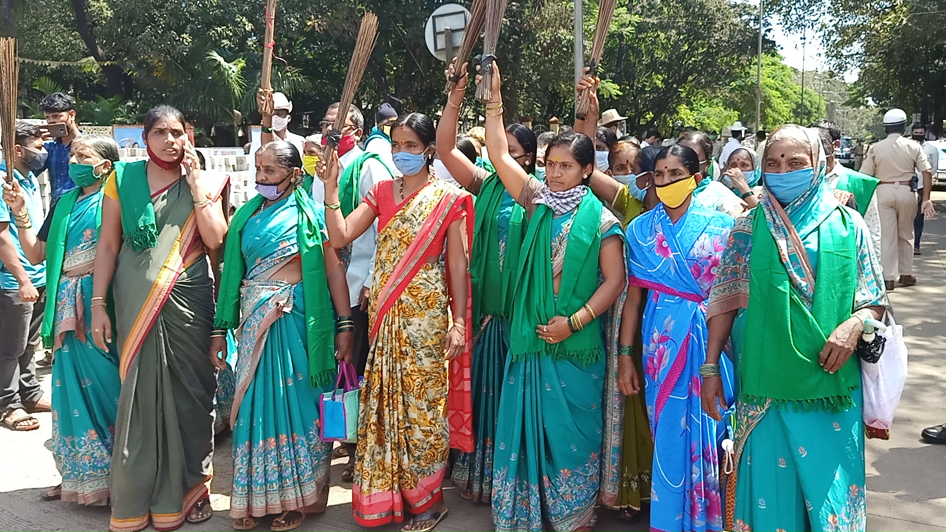 Karnataka bandh, Karnataka banda by famrers, Karnataka banda by famrers against farm bill, Karnataka bandh 2020, Karnataka bandh 2020 news, Karnataka bandh 2020 live update, ಕರ್ನಾಟಕ ಬಂದ್​, ರೈತರಿಂದ ಕರ್ನಾಟಕ ಬಂದ್​, ಕೃಷಿ ಮಸೂದೆ ವಿರುದ್ಧ ರೈತರಿಂದ ಕರ್ನಾಟಕ ಬಂದ್​, ಕರ್ನಾಟಕ ಬಂದ್​ ಸುದ್ದಿ, ಕರ್ನಾಟಕ ಬಂದ್​ 2020 ಸುದ್ದಿ, ಕರ್ನಾಟಕ ಬಂದ್​ 2020 ಲೈವ್​ ಅಪ್​ಡೇಟ್​,