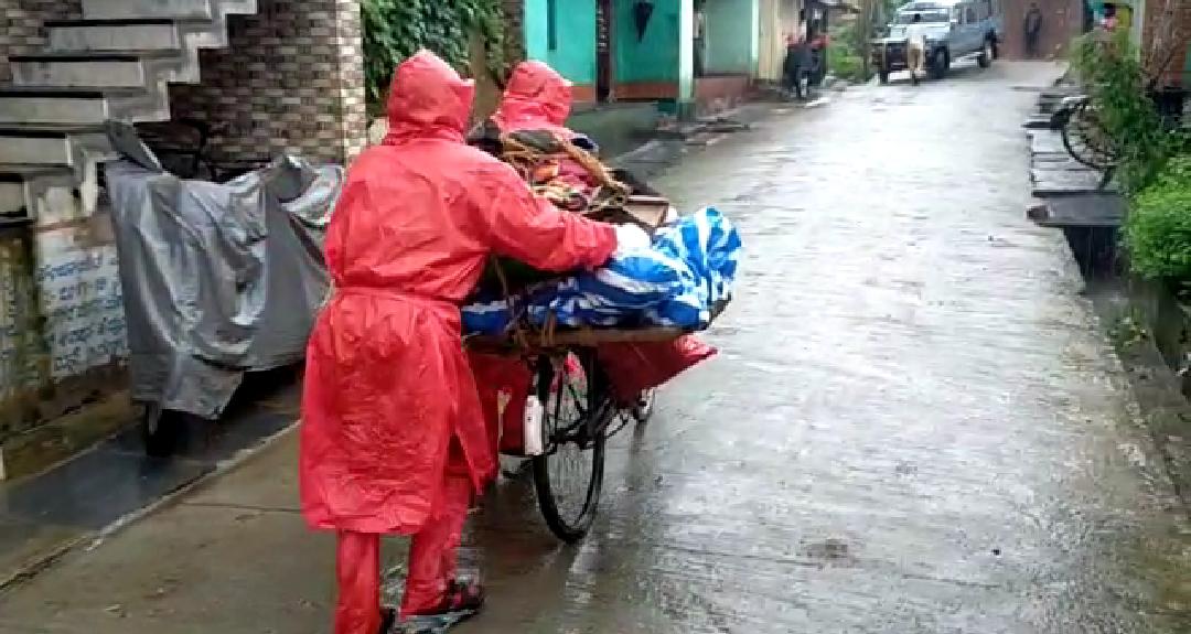 ಸೈಕಲ್ ಮೇಲೆ ಶವ ಒಯ್ದು ಅಂತ್ಯಸಂಸ್ಕಾರ