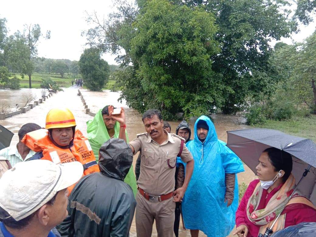 3 ಗಂಟೆ ಮರವೇರಿ ಕುಳಿತ ವೃದ್ಧ