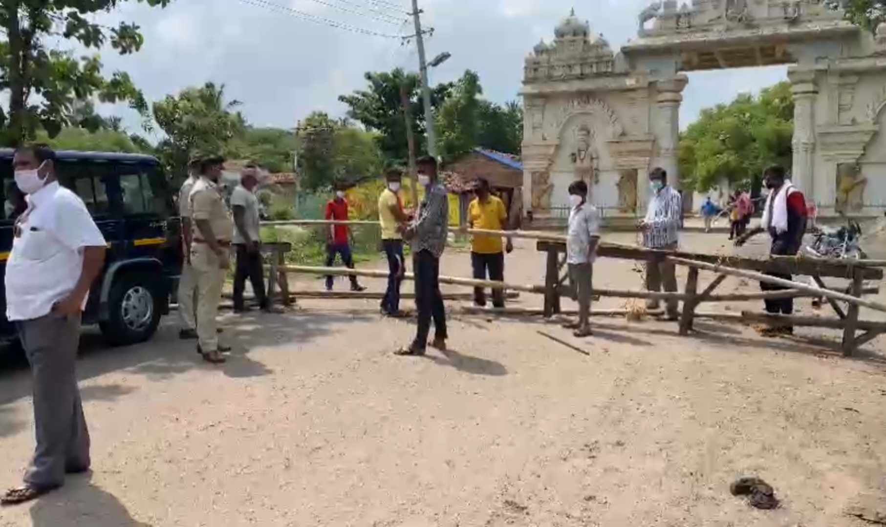 ಮಠ ಸೀಲ್​ಡೌನ್ ಮಾಡಿದ ತಹಶೀಲ್ದಾರ್