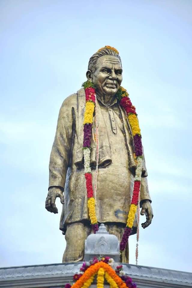 dr-rn-shetty-statue-unveiled-in-murudeshwar