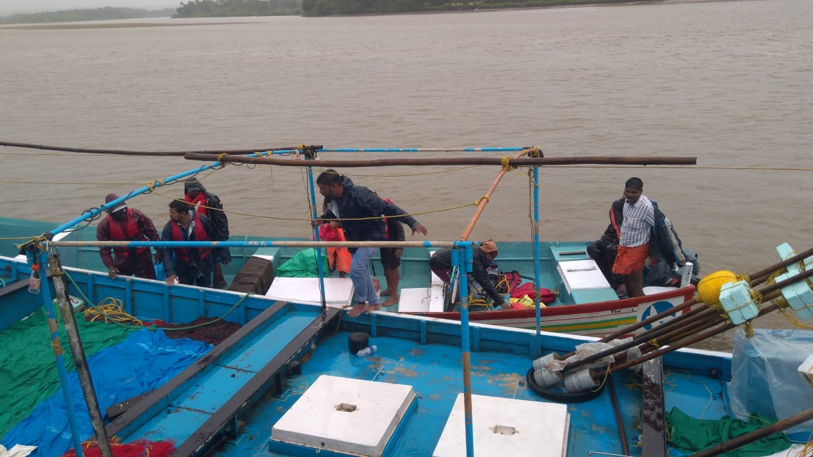 Protection of four fishermen who are in danger