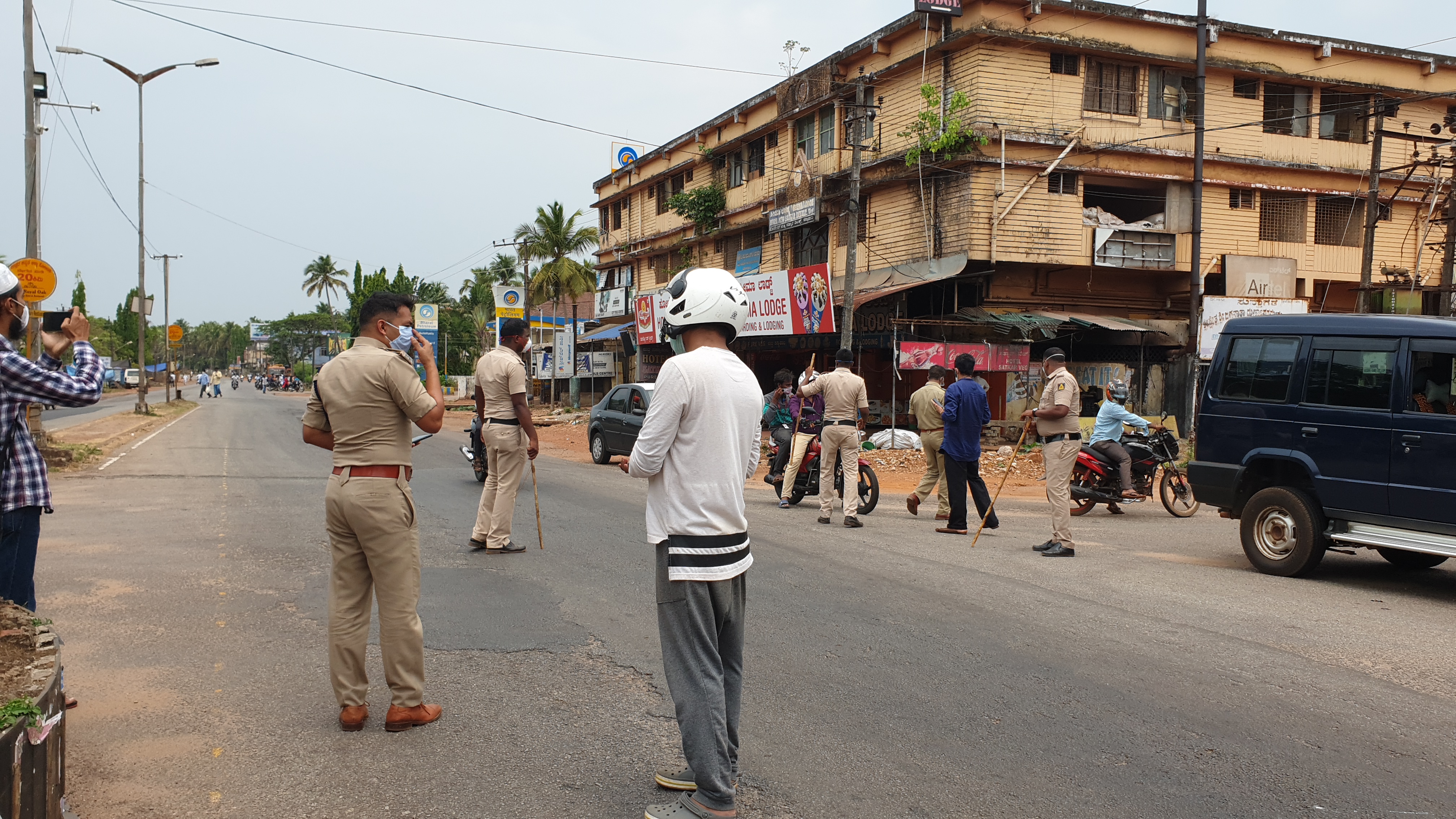 ಲಾಕ್​​ಡೌನ್​​ ಮುಂದುವರಿಕೆಯ ಮಧ್ಯೆ ರಸ್ತೆಗಿಳಿದ ಭಟ್ಕಳದ ಜನತೆ