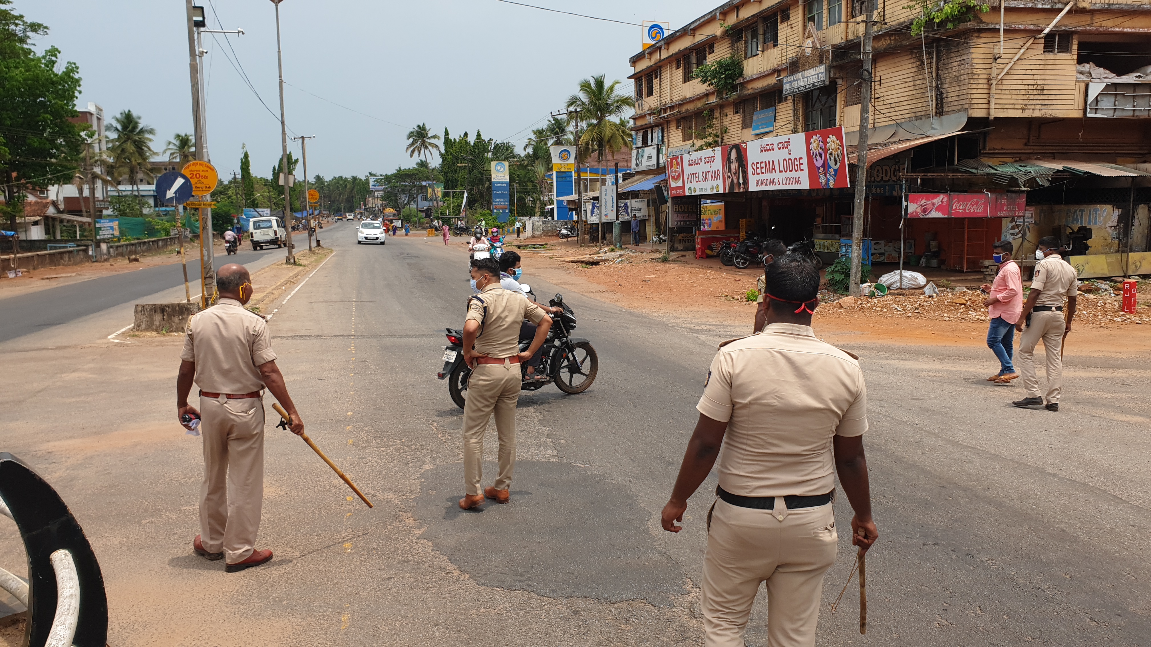 ಲಾಕ್​​ಡೌನ್​​ ಮುಂದುವರಿಕೆಯ ಮಧ್ಯೆ ರಸ್ತೆಗಿಳಿದ ಭಟ್ಕಳದ ಜನತೆ