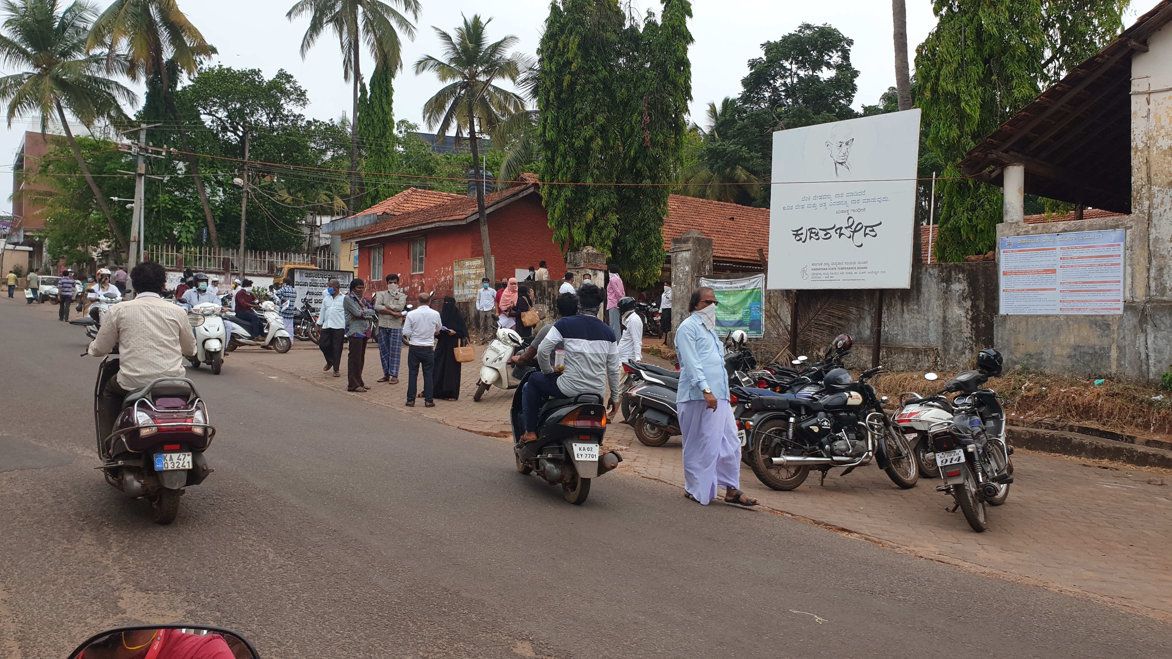 ಲಾಕ್​​ಡೌನ್​​ ಮುಂದುವರಿಕೆಯ ಮಧ್ಯೆ ರಸ್ತೆಗಿಳಿದ ಭಟ್ಕಳದ ಜನತೆ