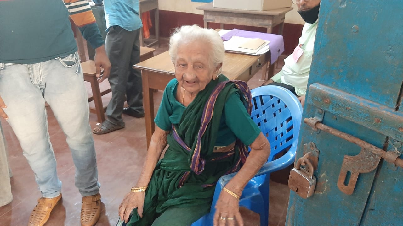 Polling by 100 years old age womens in Bhatkal and karwar