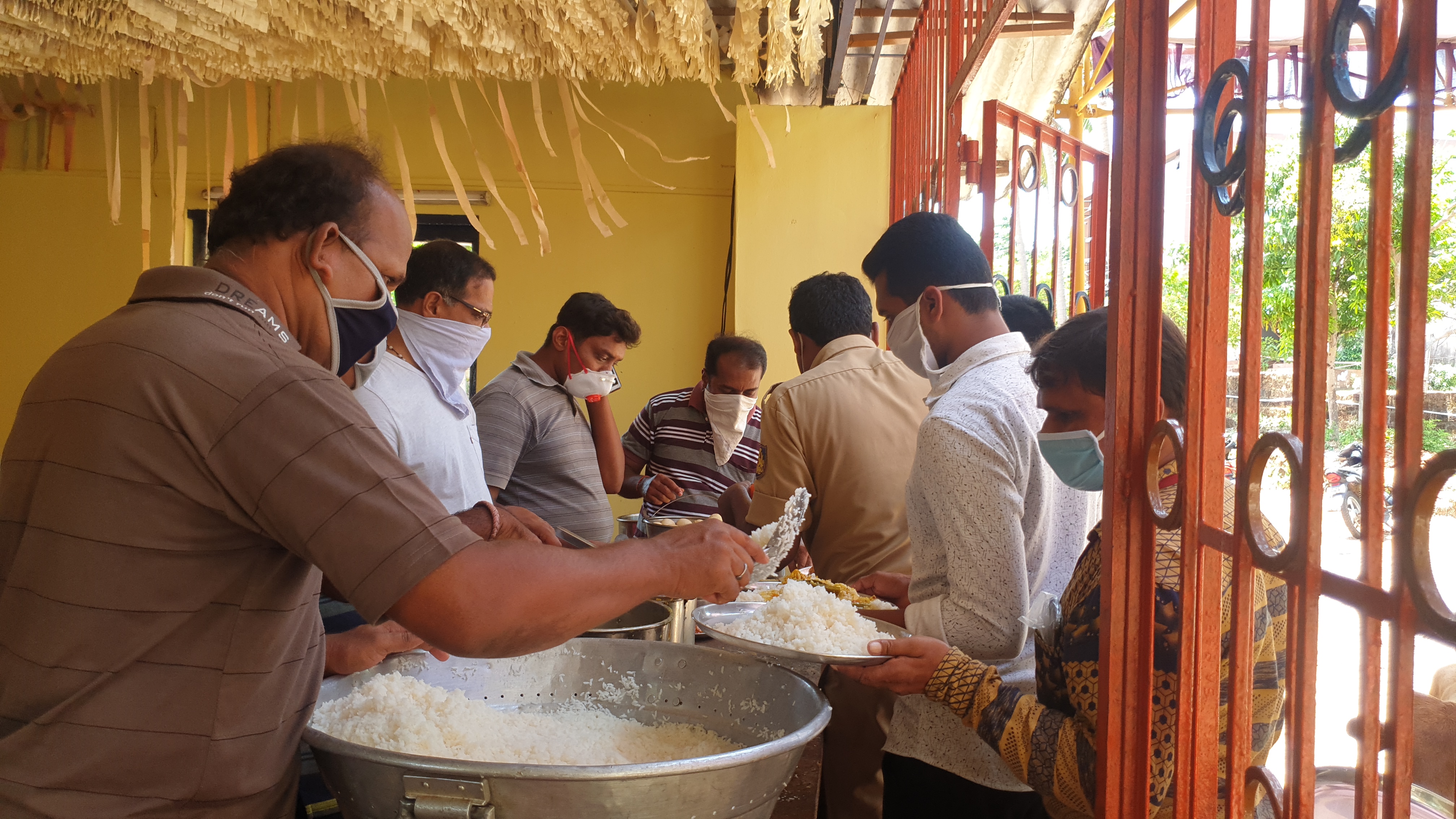 Bhatkal police prepared and served food to Corona warriors