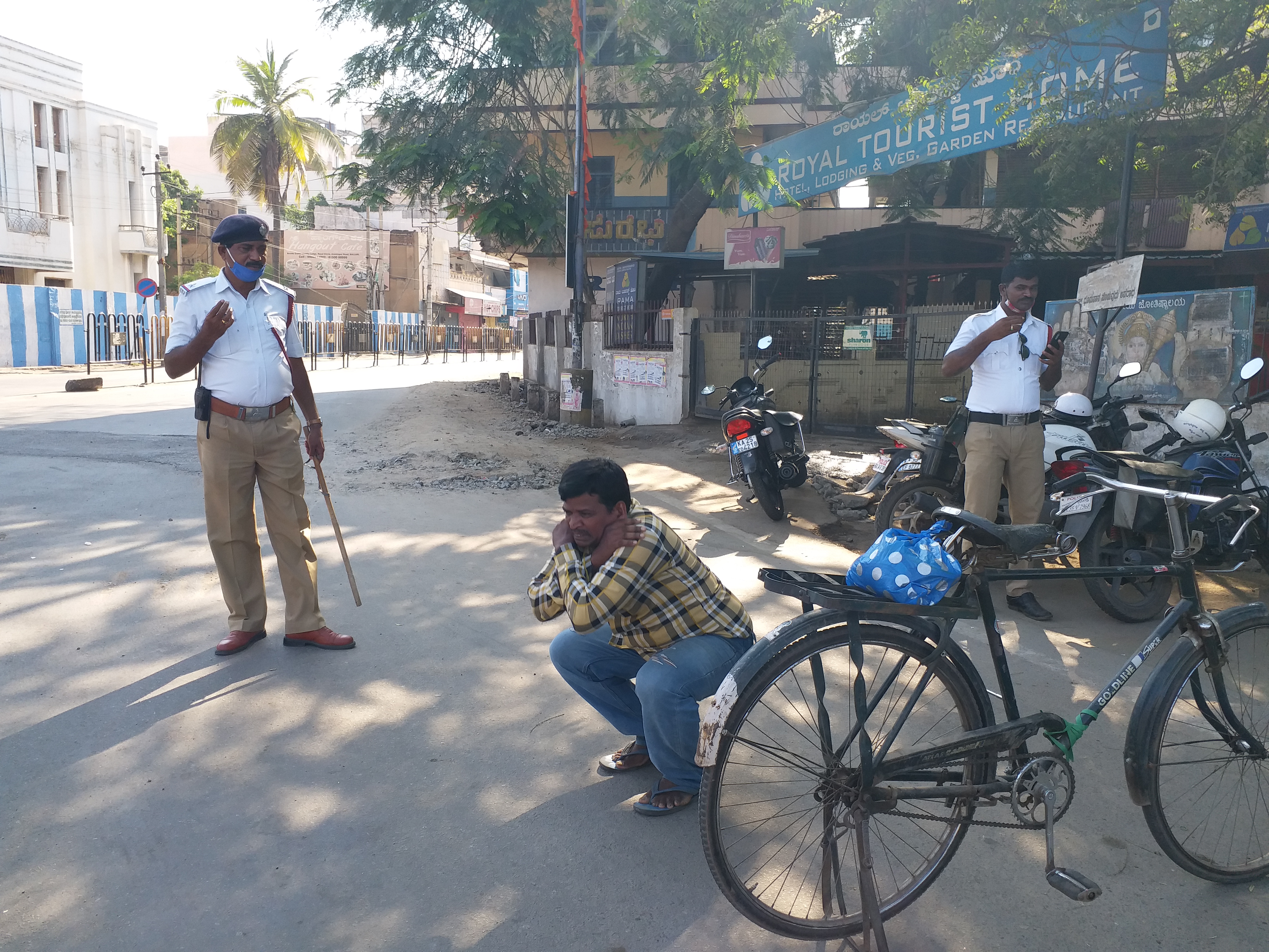 ಮಾಸ್ಕ್ ಧರಿಸುವ ವಾಹನ ಸವಾರರಿಗೆ ಬಸ್ಕಿ ಶಿಕ್ಷೆ