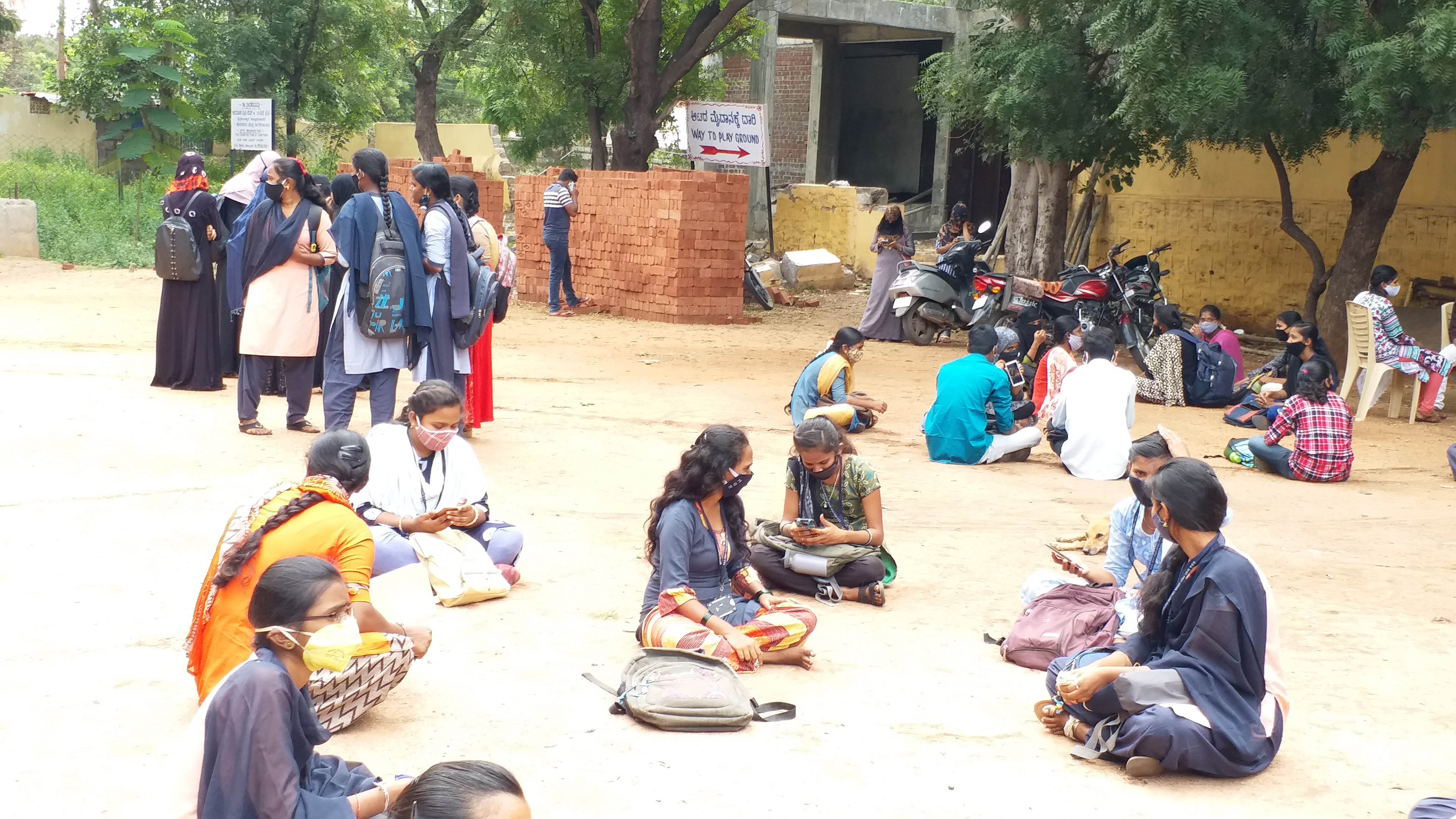 State wide colleges to resume, State wide colleges to resume partially today, Karnataka State wide colleges to resume partially today, Karnataka college resume, Karnataka college resume news, ರಾಜ್ಯಾದ್ಯಂತ ಕಾಲೇಜುಗಳು ಆರಂಭ, ಇಂದಿನಿಂದ ರಾಜ್ಯಾದ್ಯಂತ ಕಾಲೇಜುಗಳು ಆರಂಭ, ಇಂದಿನಿಂದ ಕರ್ನಾಟಕ ರಾಜ್ಯಾದ್ಯಂತ ಕಾಲೇಜುಗಳು ಆರಂಭ, ಕರ್ನಾಟಕ ಕಾಲೇಜುಗಳು ಆರಂಭ, ಕರ್ನಾಟಕ ಕಾಲೇಜುಗಳು ಆರಂಭ ಸುದ್ದಿ,