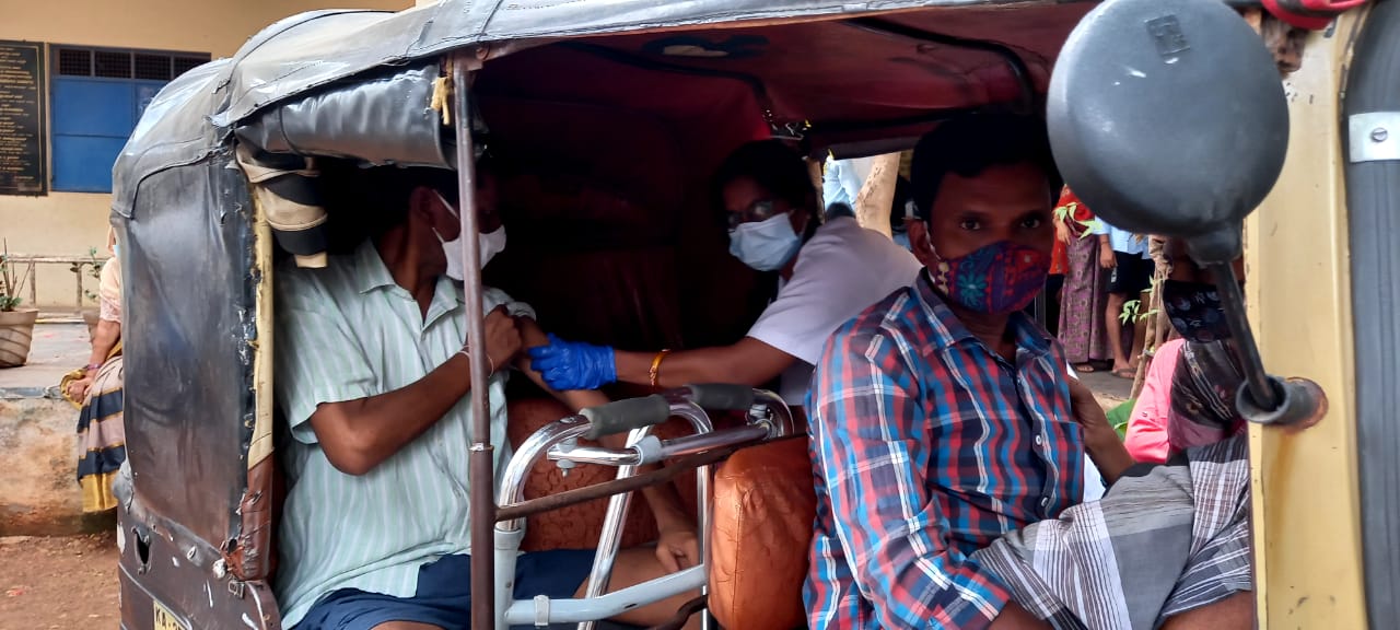 Health Department vaccinated, Health Department vaccinated a person, Health Department vaccinated a person who cannot walk, Bellary news, ಓಡಾಡಲು ಆಗದ ವ್ಯಕ್ತಿಗೆ ಕೋವಿಡ್ ಲಸಿಕೆ, ಓಡಾಡಲು ಆಗದ ವ್ಯಕ್ತಿಗೆ ಕೋವಿಡ್ ಲಸಿಕೆ ಹಾಕಿದ ಆರೋಗ್ಯ ಇಲಾಖೆ, ಬಳ್ಳಾರಿಯಲ್ಲಿ  ಓಡಾಡಲು ಆಗದ ವ್ಯಕ್ತಿಗೆ ಕೋವಿಡ್ ಲಸಿಕೆ ಹಾಕಿದ ಆರೋಗ್ಯ ಇಲಾಖೆ, ಬಳ್ಳಾರಿ ಸುದ್ದಿ,