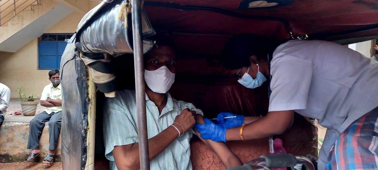 Health Department vaccinated, Health Department vaccinated a person, Health Department vaccinated a person who cannot walk, Bellary news, ಓಡಾಡಲು ಆಗದ ವ್ಯಕ್ತಿಗೆ ಕೋವಿಡ್ ಲಸಿಕೆ, ಓಡಾಡಲು ಆಗದ ವ್ಯಕ್ತಿಗೆ ಕೋವಿಡ್ ಲಸಿಕೆ ಹಾಕಿದ ಆರೋಗ್ಯ ಇಲಾಖೆ, ಬಳ್ಳಾರಿಯಲ್ಲಿ  ಓಡಾಡಲು ಆಗದ ವ್ಯಕ್ತಿಗೆ ಕೋವಿಡ್ ಲಸಿಕೆ ಹಾಕಿದ ಆರೋಗ್ಯ ಇಲಾಖೆ, ಬಳ್ಳಾರಿ ಸುದ್ದಿ,