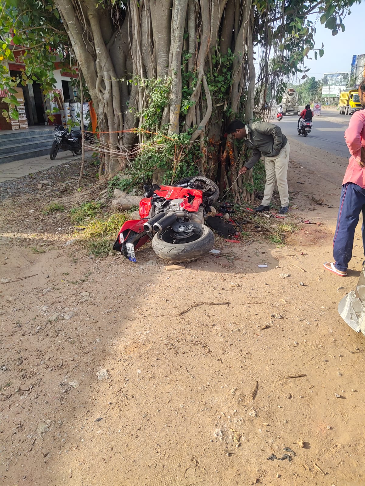 Two members died in Bengaluru road accident, Rider dead over Bike collided with tree in Bengaluru, Bengaluru accident news, ಬೆಂಗಳೂರು ರಸ್ತೆ ಅಪಘಾತದಲ್ಲಿ ಇಬ್ಬರು ಸಾವು, ಮರಕ್ಕೆ ಬೈಕ್ ಡಿಕ್ಕಿ ಹೊಡೆದು ಸವಾರರು ಸಾವು, ಬೆಂಗಳೂರು ಅಪಘಾತ ಸುದ್ದಿ,