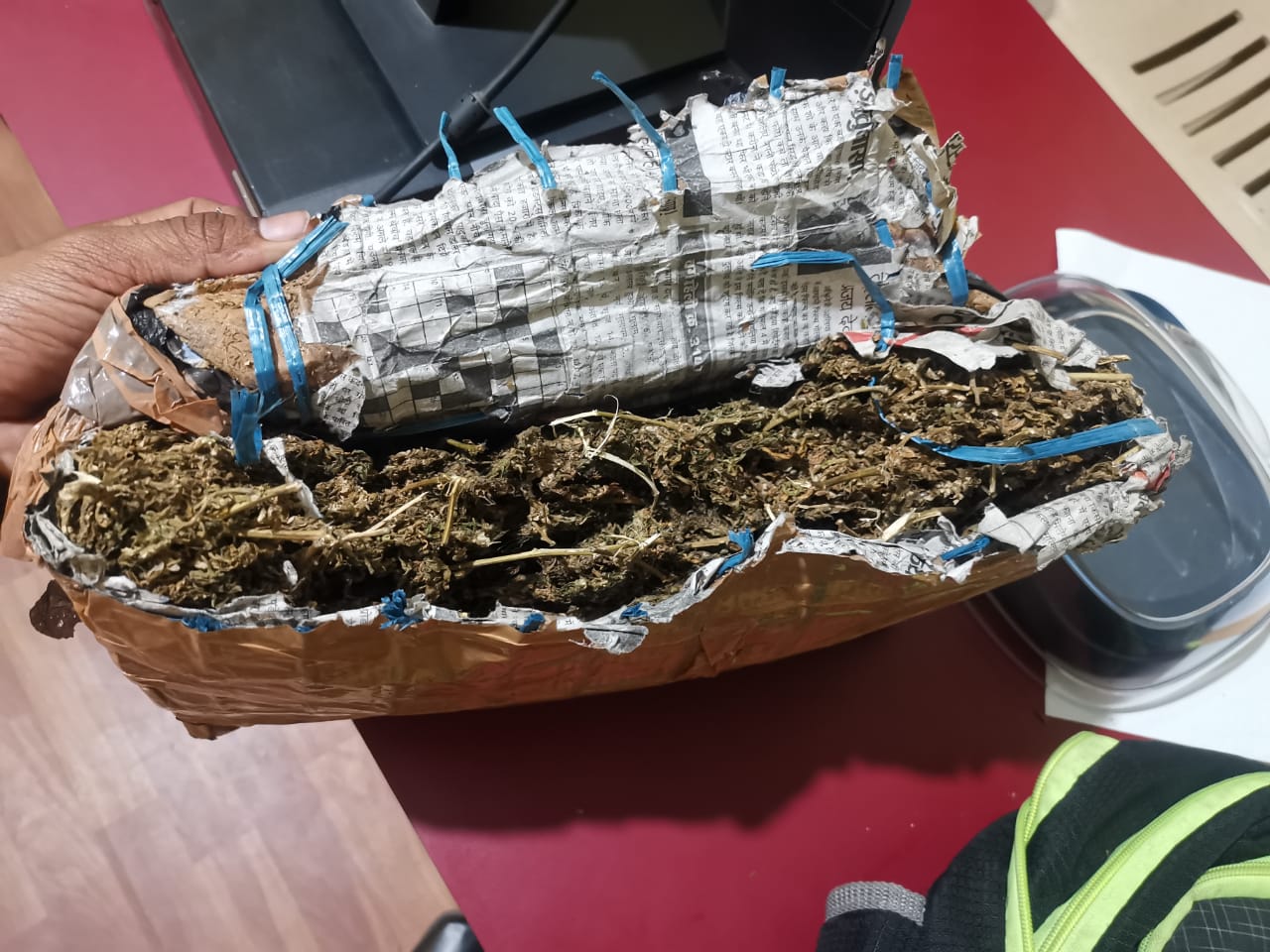 Ganja selling man arrest, Ganja selling man arrest in Bangalore, Bangalore ganja news, Bangalore ganja latest news, ಗಾಂಜಾ ಮಾರಾಟ ಮಾಡುತ್ತಿದ್ದ ವ್ಯಕ್ತಿಯ ಬಂಧನ, ಬೆಂಗಳೂರಿನಲ್ಲಿ ಗಾಂಜಾ ಮಾರಾಟ ಮಾಡುತ್ತಿದ್ದ ವ್ಯಕ್ತಿಯ ಬಂಧನ, ಬೆಂಗಳೂರು ಗಾಂಜಾ ಸುದ್ದಿ,