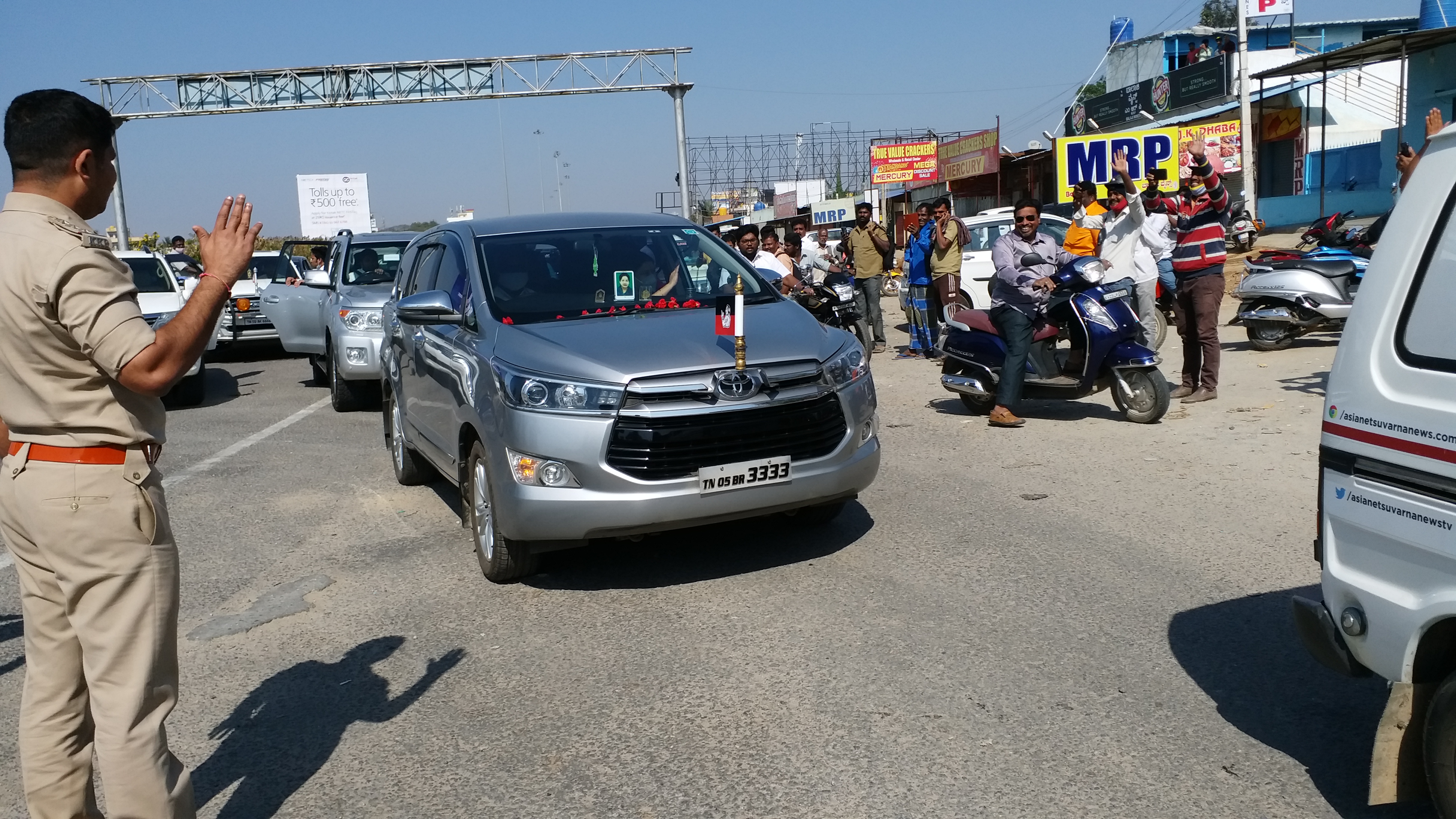 sasikala crosses karnataka border with grand welcome