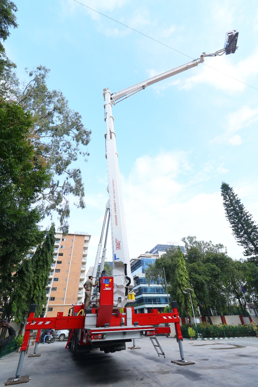 aerial ladder vehicle