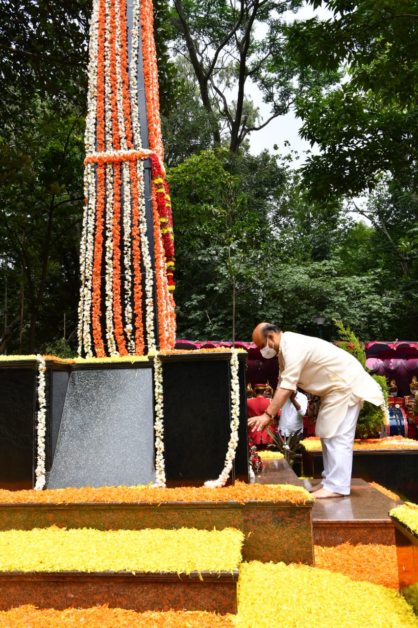 CM Basavaraj Bommai give respect to martyred forest officer, staff