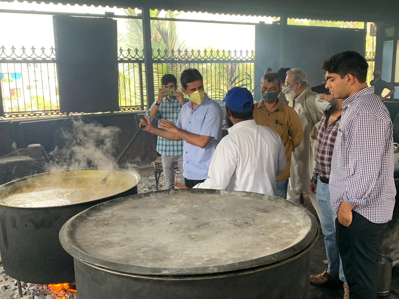 Rizwan arshad distributed food to Shivajinagar lockdown victims