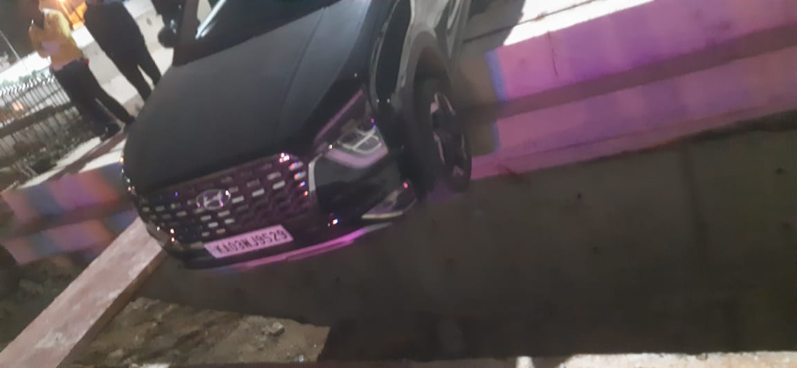 Kerala young woman car drive fast  car drive fast on construction bridge  construction bridge in Bengaluru  ಮದ್ಯದ ಅಮಲಿನಲ್ಲಿ ವೇಗವಾಗಿ ಕಾರು ಚಲಾಯಿಸಿದ ಯುವತಿ  ಪ್ರಾಣಾಪಾಯದಿಂದ ಪಾರಾದ ಕೇರಳ ಗರ್ಲ್  ಮದ್ಯದ ಅಮಲಿನಲ್ಲಿ ಕಾರು ಚಲಾಯಿಸಿದ ಘಟನೆ  ಡ್ರಿಂಕ್ ಆ್ಯಂಡ್ ಡ್ರೈವ್ ಆರೋಪದಡಿ ಪ್ರಕರಣ