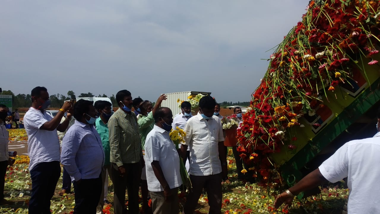 ಹೂಗಳಿಂದ ರಸ್ತೆ ಅಲಂಕಾರ ಮಾಡಿ ಮೌನ ಪ್ರತಿಭಟನೆ