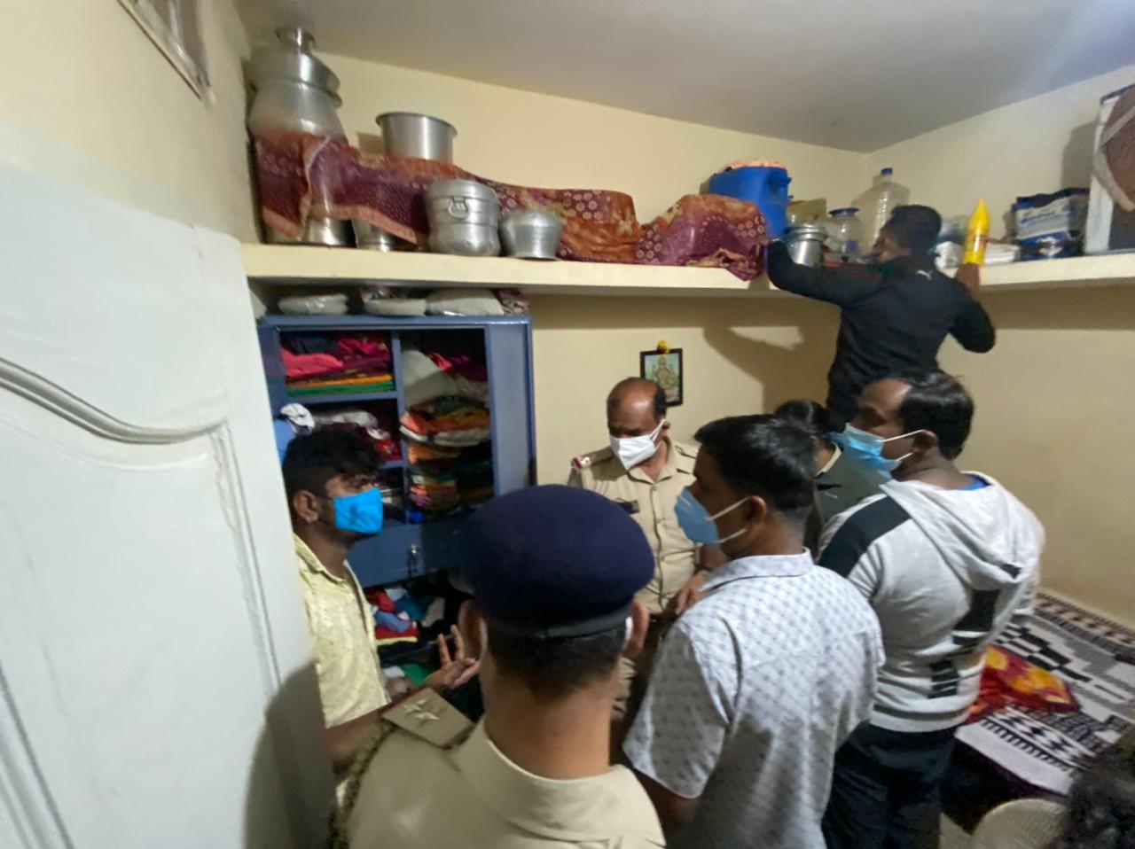 CCB police raid on thousand rowdisheeters homes, CCB police raid on thousand rowdisheeters homes in Bangalore, Bangalore crime news, ರೌಡಿಶೀಟರ್ಸ್ ಮನೆಗಳ ಮೇಲೆ ಸಿಸಿಬಿ ಪೊಲೀಸರು ದಾಳಿ, ಬೆಂಗಳೂರಿನಲ್ಲಿ ರೌಡಿಶೀಟರ್ಸ್ ಮನೆಗಳ ಮೇಲೆ ಸಿಸಿಬಿ ಪೊಲೀಸರು ದಾಳಿ, ಬೆಂಗಳೂರು ಅಪರಾಧ ಸುದ್ದಿ,