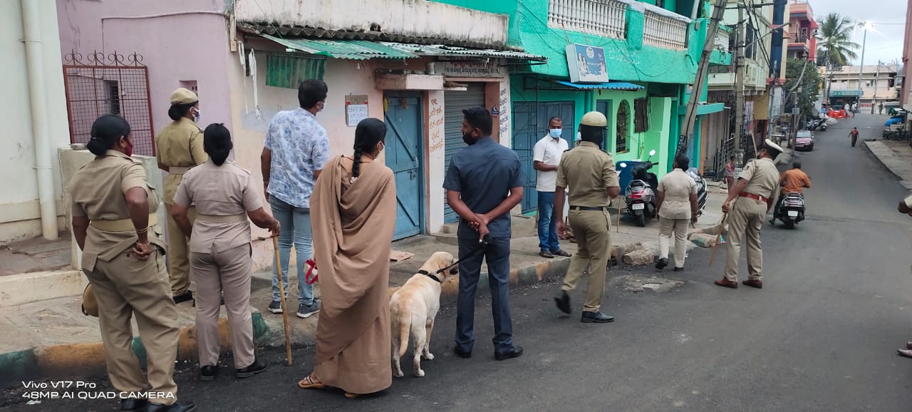 CCB police raid on thousand rowdisheeters homes, CCB police raid on thousand rowdisheeters homes in Bangalore, Bangalore crime news, ರೌಡಿಶೀಟರ್ಸ್ ಮನೆಗಳ ಮೇಲೆ ಸಿಸಿಬಿ ಪೊಲೀಸರು ದಾಳಿ, ಬೆಂಗಳೂರಿನಲ್ಲಿ ರೌಡಿಶೀಟರ್ಸ್ ಮನೆಗಳ ಮೇಲೆ ಸಿಸಿಬಿ ಪೊಲೀಸರು ದಾಳಿ, ಬೆಂಗಳೂರು ಅಪರಾಧ ಸುದ್ದಿ,