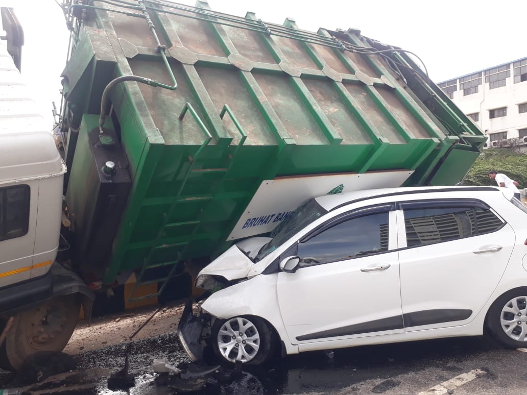 Truck overturns, Truck overturns on car, Truck overturns on car in Bangalore, Bangalore accident, Bangalore accident news, ಕಾರಿನ ಮೇಲೆ ಬಿದ್ದ ಟ್ರಕ್​, ಬೆಂಗಳೂರಿನಲ್ಲಿ ಕಾರಿನ ಮೇಲೆ ಬಿದ್ದ ಟ್ರಕ್, ಬೆಂಗಳೂರಿನಲ್ಲಿ ಕಾರಿನ ಮೇಲೆ ಬಿದ್ದ ಟ್ರಕ್ ಸುದ್ದಿ, ಬೆಂಗಳೂರು ಅಪಘಾತ ಸುದ್ದಿ, ಬೆಂಗಳೂರು ಸುದ್ದಿ,