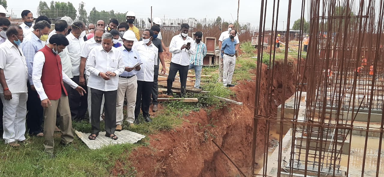 V Somanna reviewing Rajiv Gandhi Housing Scheme building