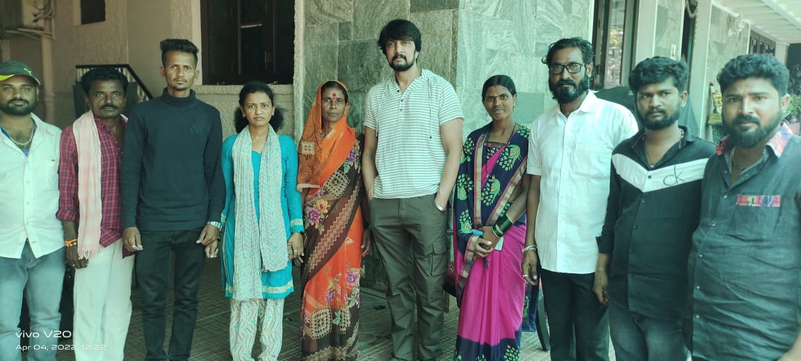 Actor Sudeep meets fans who walked from kalburgi to Bangalore