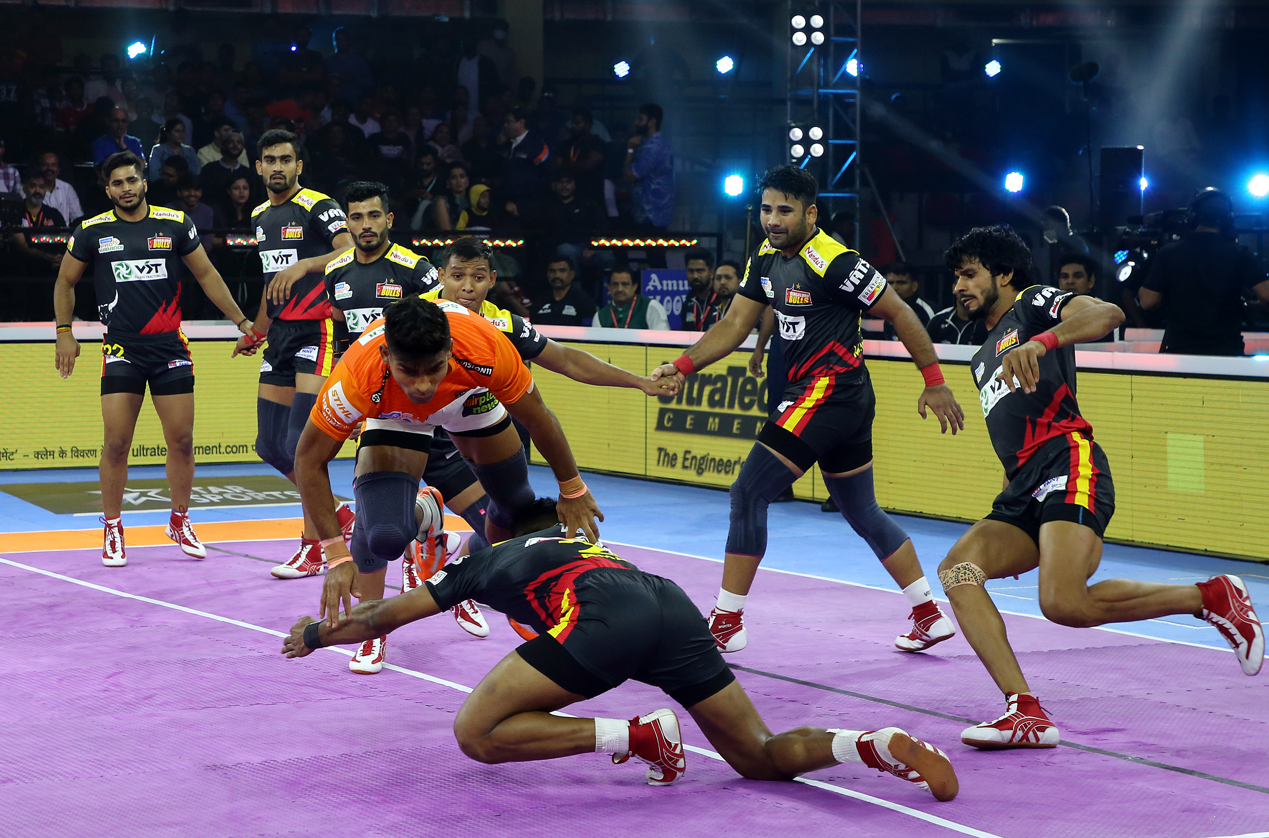 Bengaluru bulls win against Puneri Paltan  Pro Kabaddi league 2022  Bengaluru bulls beats Puneri Paltan  Pro Kabaddi league  ಪ್ರೋ ಕಬಡ್ಡಿ ಲೀಗ್ 2022  ಪುಣೇರಿ ಪಲ್ಟನ್‌ ವಿರುದ್ಧ ಬೆಂಗಳೂರು ಬುಲ್ಸ್‌ಗೆ ರೋಚಕ ಜಯ  ಬೆಂಗಳೂರಿನಲ್ಲಿ ನಡೆಯುತ್ತಿರುವ ಪ್ರೋ ಕಬಡ್ಡಿ ಲೀಗ್ 2022  ಪುಣೇರಿ ಪಲ್ಟನ್‌ ವಿರುದ್ಧ ಬೆಂಗಳೂರು ಬುಲ್ಸ್‌ ಗೆಲುವು  ಕನ್ನಡಿಗ ಕೋಚ್‌ ಬಿಸಿ ರಮೇಶ್  ಬೆಂಗಳೂರು ತಂಡ ಸತತ ಎರಡನೇ ಯಶಸ್ಸು  ಬೆಂಗಳೂರು ಬುಲ್ಸ್‌ ಮುನ್ನಡೆ