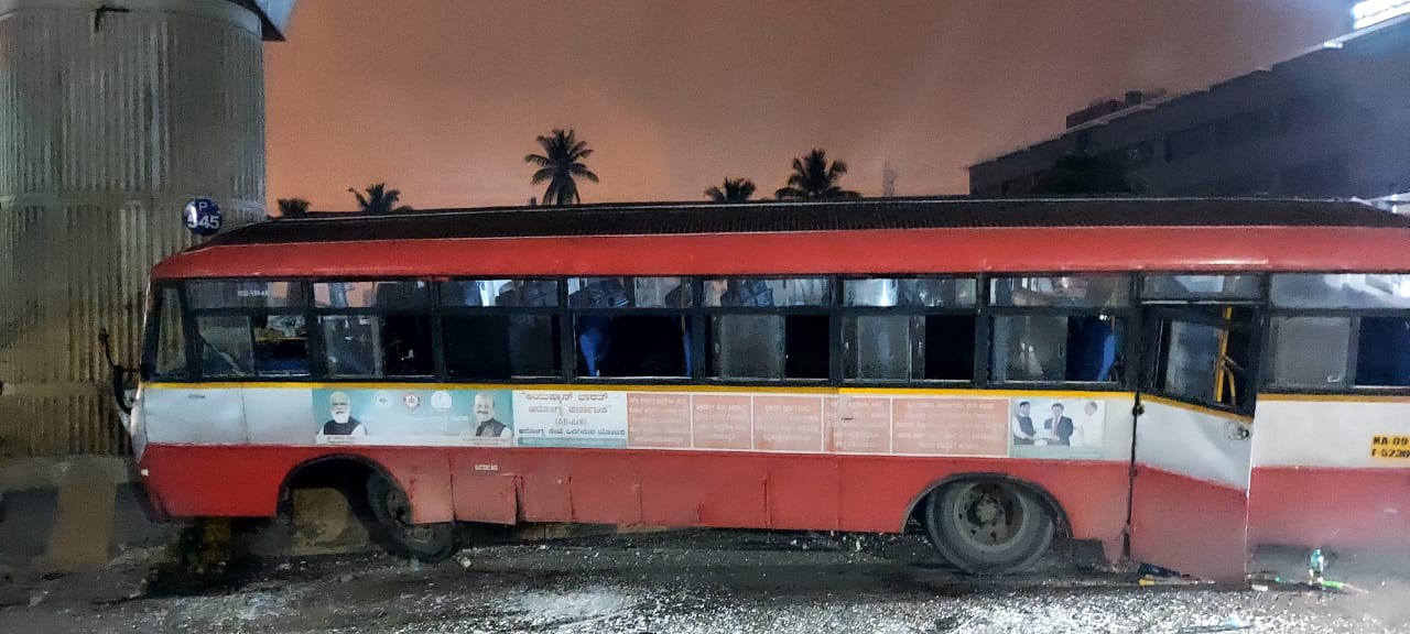 KSRTC bus collides with Metro Pillar in  Bengaluru