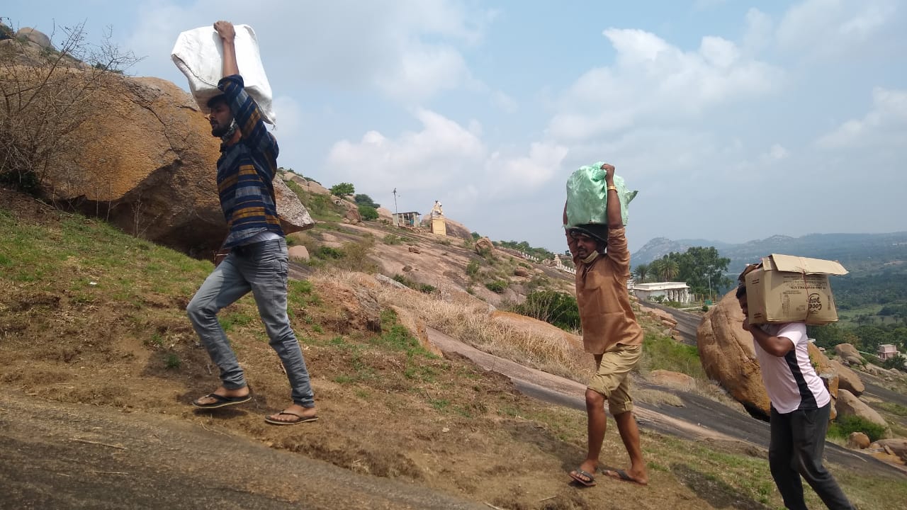 lockdown-effect-locals-gave-food-for-hungry-monkeys-in-shivagange