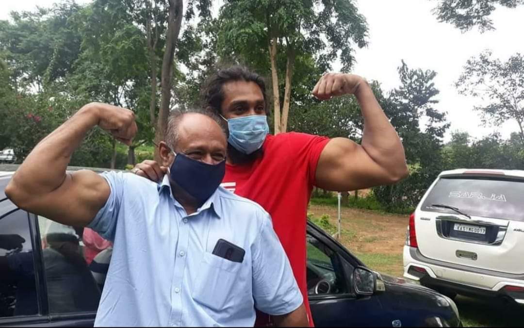 Dhruva sarja Biceps show with father