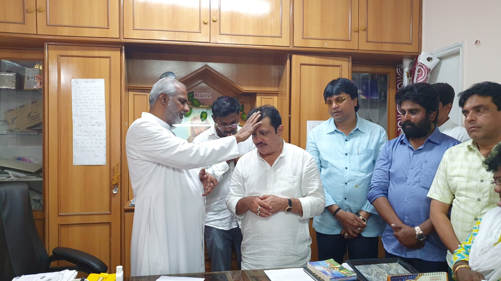 Zameer Ahmed Khan visited Saint Peter Paul Church  MLA B Z Zameer Ahmed Khan  Saint Peter Paul Church in Bengaluru  ಸಂತ ಪೀಟರ್ ಪೌಲ್ ಚರ್ಚ್ ಫಾದರ್  ಸಂತ ಪೀಟರ್ ಪೌಲ್ ಚರ್ಚ್  ಸಂತ ಪೀಟರ್ ಪೌಲ್ ಚರ್ಚಿಗೆ ಜಮೀರ್ ಅಹ್ಮದ್ ಖಾನ್ ಭೇಟಿ  ಶಾಸಕ ಜಮೀರ್ ಅಹ್ಮದ್ ಖಾನ್