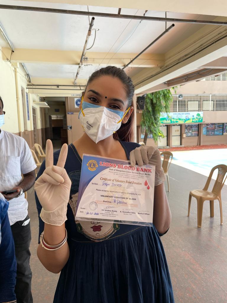 actress ragini dwivedi donates blood