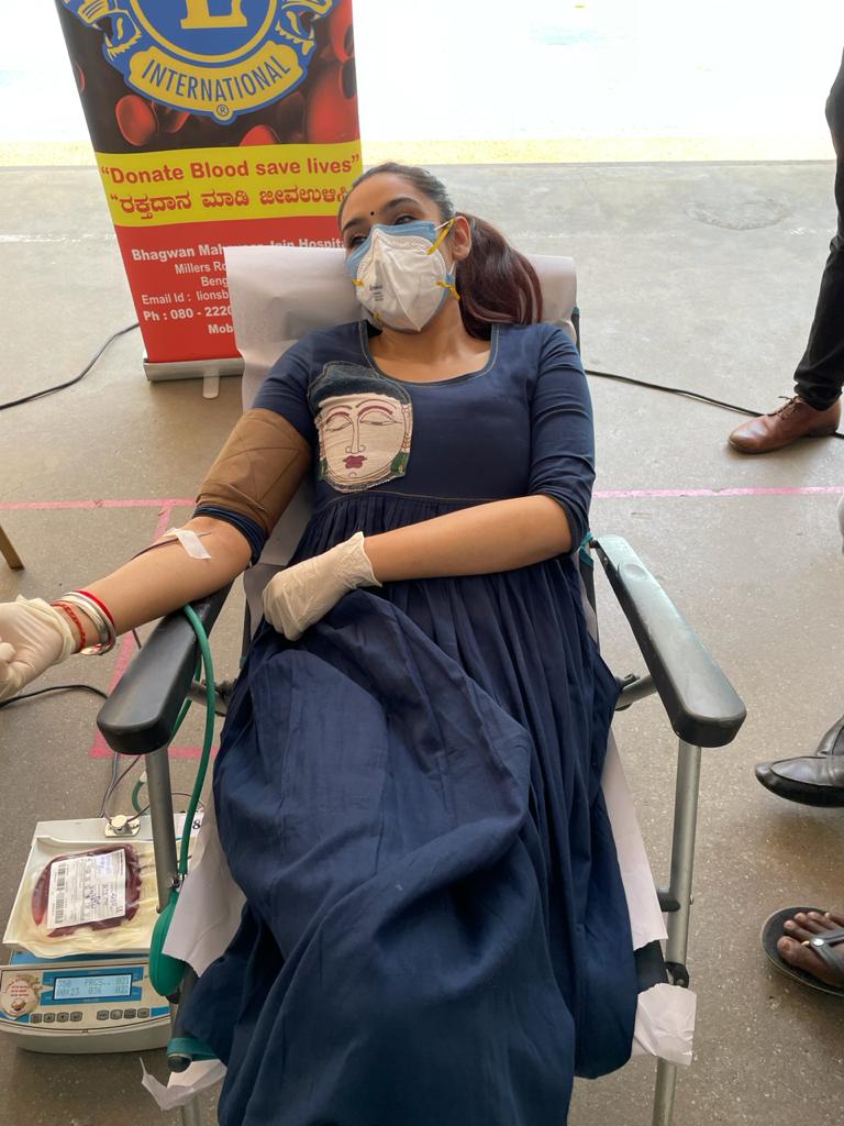 actress ragini dwivedi donates blood