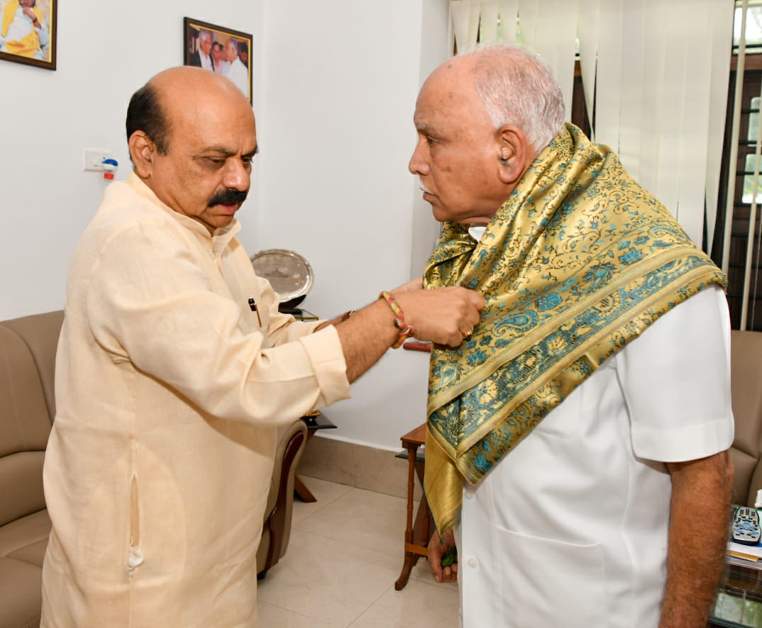 cm-bommai-meets-former-cm-bsy-in-kaveri-residence