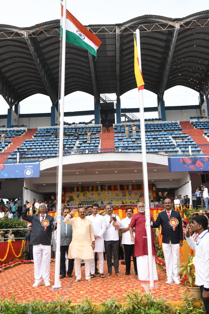 CM Bommai hoisted the Kannada flag  Karnataka Rajyotsava 2022  Kannada Rajyotsava celebration  ಕನ್ನಡ ಬಳಕೆಗೆ ಕಾನೂನು ಚೌಕಟ್ಟು  ಅಧಿವೇಶನದಲ್ಲಿ ಕನ್ನಡ ಕಡ್ಡಾಯ ಮಸೂದೆ  ಕನ್ನಡ ಬಳಕೆ ಕಡ್ಡಾಯ ನಿಯಮ ಜಾರಿ  ಕನ್ನಡ ಕಡ್ಡಾಯ ಬಿಲ್ ಮಂಡನೆ  ಕನ್ನಡ ಕಾನೂನು ಬದ್ಧ