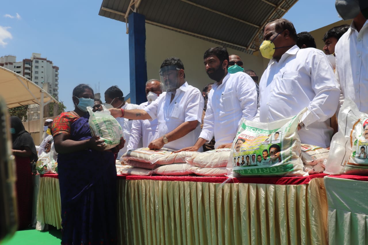 Congress leaders distributed free rice to poor people at Padmanabhanagar