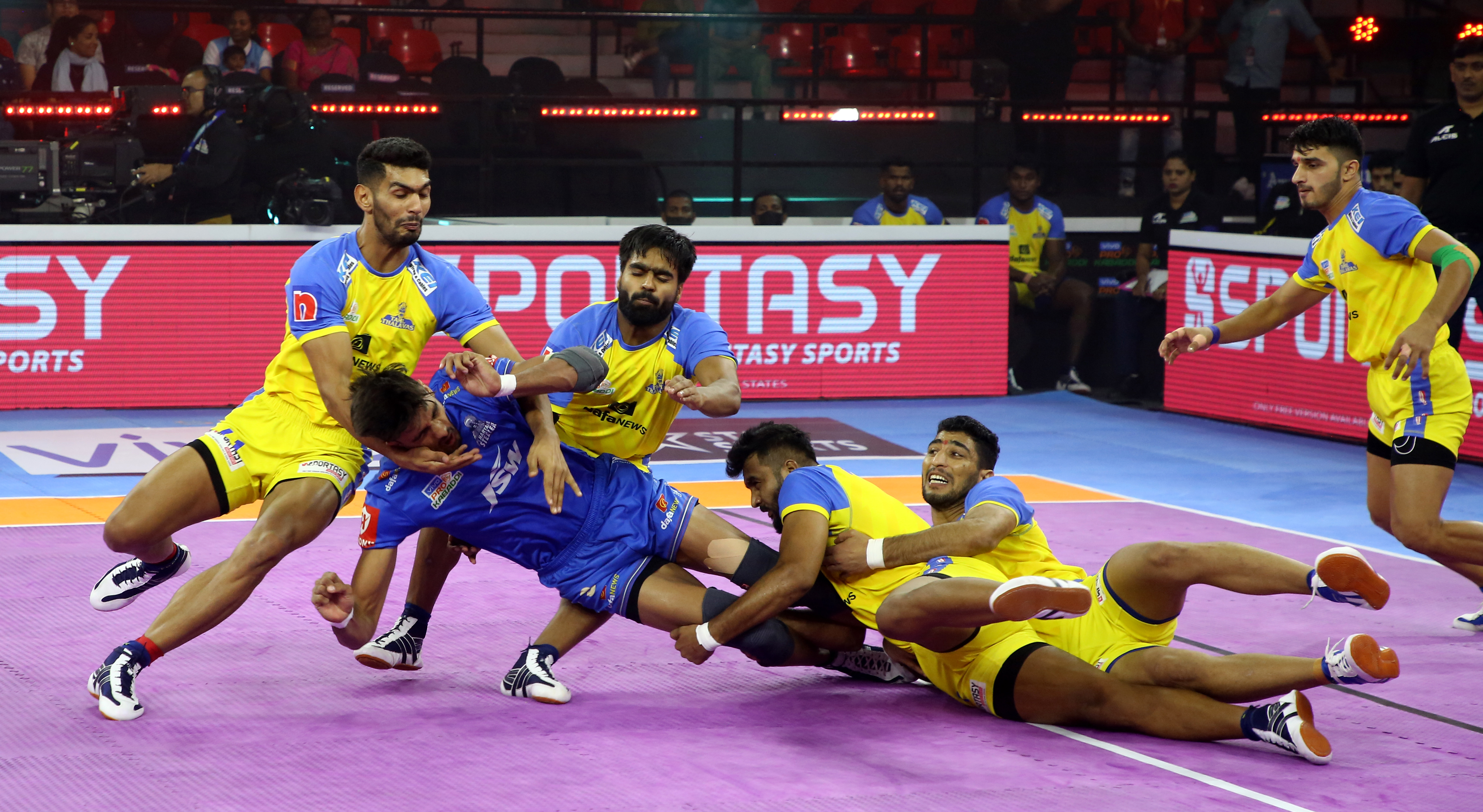 Pro Kabaddi league 2022  Haryana Steelers win  Telugu Titans win  Kabaddi league 2022 in Bengaluru  Sri Kantheerava Indoor Stadium  ಪ್ರೋ ಕಬಡ್ಡಿ ಲೀಗ್‌ 2022  ಹರಿಯಾಣ ಸ್ಟೀಲರ್ಸ್‌ ತಂಡಗಳಿಗೆ ಜಯ  ತೆಲುಗು ಟೈಟಾನ್ಸ್‌ ಮತ್ತು ಹರಿಯಾಣ ಸ್ಟೀಲರ್ಸ್‌ ತಂಡಗಳು ಜಯ  ಶ್ರೀ ಕಂಠೀರವ ಒಳಾಂಗಣ ಕ್ರೀಡಾಂಗಣ  ಪಾಟ್ನಾ ಪೈರೇಟ್ಸ್‌ ವಿರುದ್ಧ ತೆಲುಗು ಟೈಟಾನ್ಸ್​ಗೆ ಜಯ  ತಮಿಳು ತಲೈವಾಸ್‌ ವಿರುದ್ಧ ಗೆದ್ದ ಹರಿಯಾಣ ಸ್ಟೀಲರ್ಸ್‌  ವಿವೋ ಪ್ರೋ ಕಬಡ್ಡಿ ಲೀಗ್‌ನ 9ನೇ ಆವೃತ್ತಿ