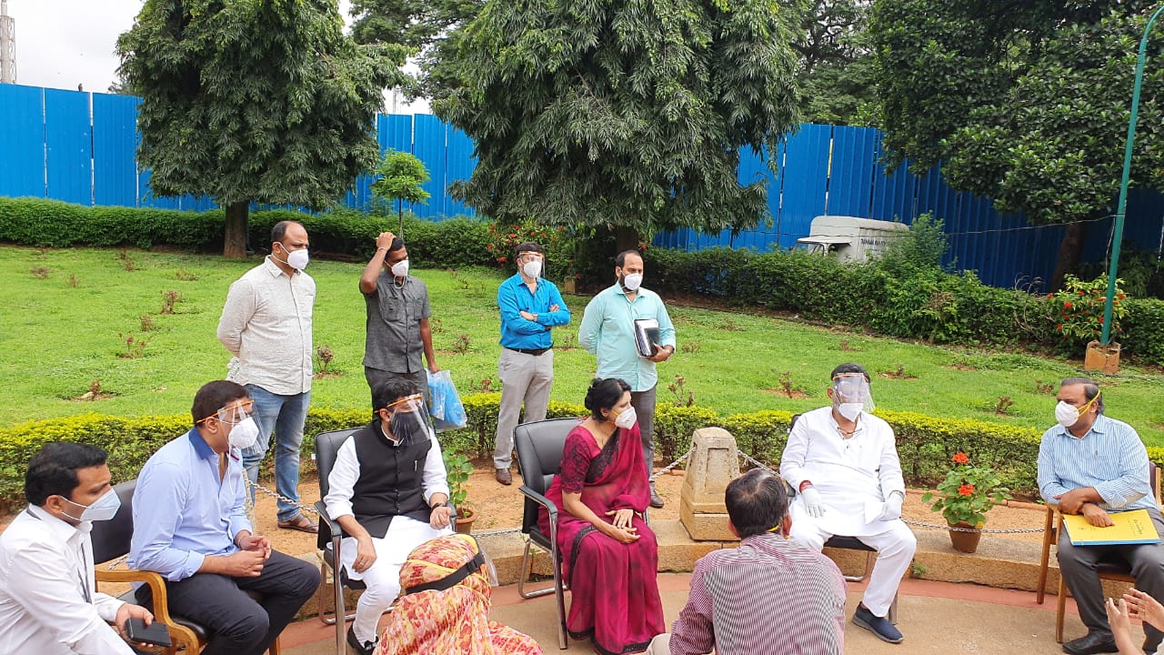 DK Shivakumar visited Victoria Hospital