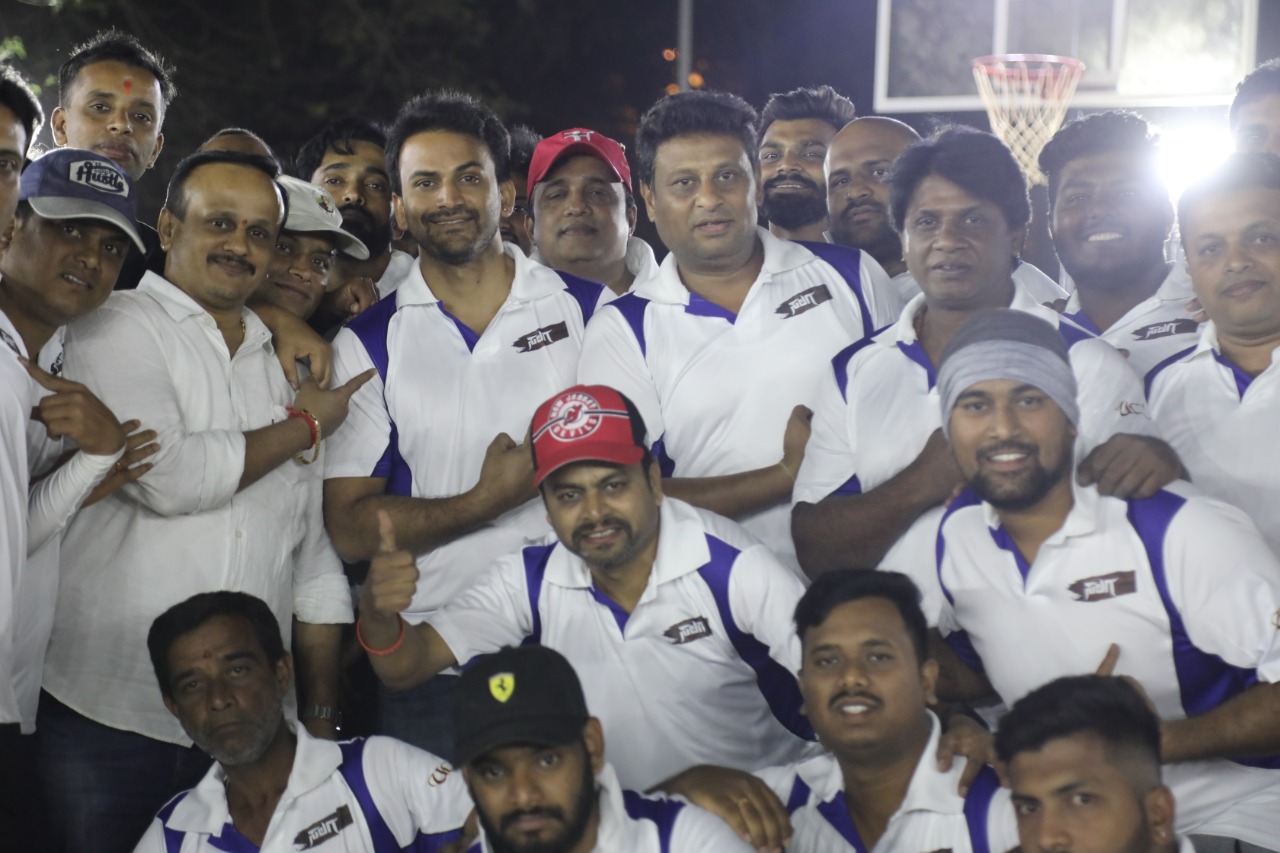 Duniya Vijeya and Salaga Team Play Cricket