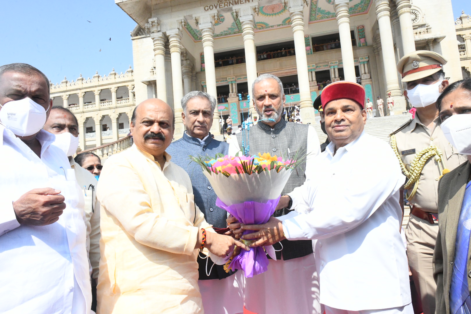 CM who gave a bouquet to the governor