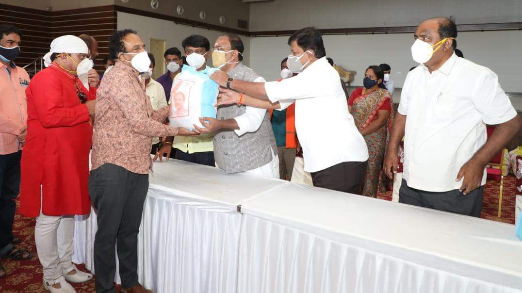 Minister Aravind Limbavali food kit distributed, Minister Aravind Limbavali food kit distributed to Artist, Minister Aravind Limbavali food kit distributed to Artist in Bangalore, Bangalore news, ಕಲಾವಿದರ ಕಷ್ಟಗಳಿಗೆ ಸ್ಪಂದಿಸಿದ ಸಚಿವ‌ ಅರವಿಂದ ಲಿಂಬಾವಳಿ, ಕಲಾವಿದರ ಕಷ್ಟಗಳಿಗೆ ಸ್ಪಂದಿಸಿದ ಸಚಿವ‌ ಅರವಿಂದ ಲಿಂಬಾವಳಿ ಸುದ್ದಿ, ಬೆಂಗಳೂರಿನಲ್ಲಿ ಕಲಾವಿದರ ಕಷ್ಟಗಳಿಗೆ ಸ್ಪಂದಿಸಿದ ಸಚಿವ‌ ಅರವಿಂದ ಲಿಂಬಾವಳಿ, ಬೆಂಗಳೂರು ಸುದ್ದಿ,