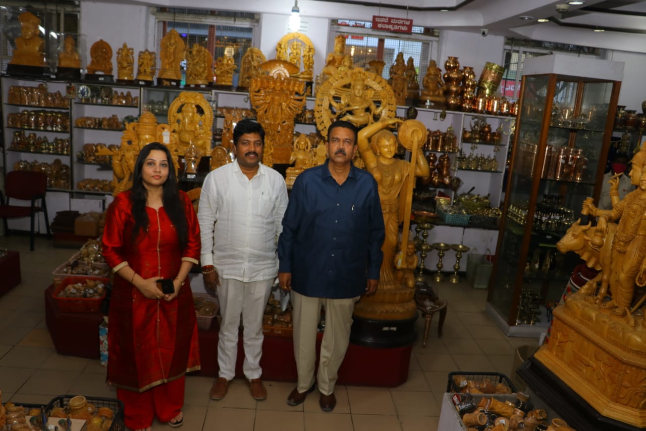 craft corporation office, Minister CC Patil Visit to the craft corporation office, Minister CC Patil, Minister CC Patil news, ಕರಕುಶಲ ನಿಗಮ ಕಚೇರಿ, ಕರಕುಶಲ ನಿಗಮ ಕಚೇರಿಗೆ ಸಚಿವ ಸಿಸಿ ಪಾಟೀಲ್​ ಭೇಟಿ, ಸಚಿವ ಸಿಸಿ ಪಾಟೀಲ್​, ಸಚಿವ ಸಿಸಿ ಪಾಟೀಲ್​ ಸುದ್ದಿ,