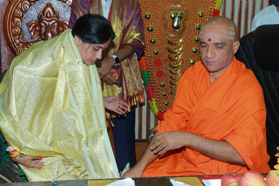 Nirmalananda Swamiji blessed to kusuma