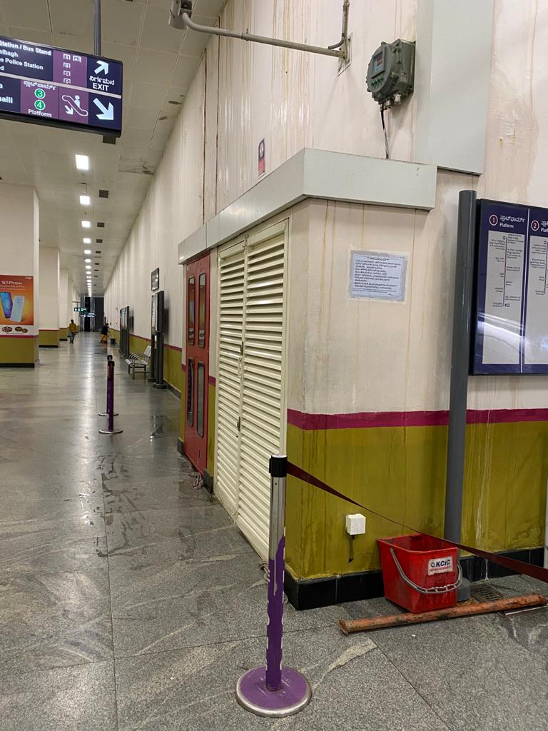 Water leaking in metro station, Water leaking in Bangalore metro station, Bangalore metro station, Bangalore metro station news, ಸೋರುತಿಹುದು ಮೆಟ್ರೋ ಮಾಳಿಗೆ, ಸೋರುತಿಹುದು ಬೆಂಗಳೂರು ಮೆಟ್ರೋ ಮಾಳಿಗೆ, ಬೆಂಗಳೂರು ಮೆಜೆಸ್ಟಿಕ್​ ಮೆಟ್ರೋ ನಿಲ್ದಾಣ, ಬೆಂಗಳೂರು ಮೆಜೆಸ್ಟಿಕ್​ ಮೆಟ್ರೋ ನಿಲ್ದಾಣ ಸುದ್ದಿ,