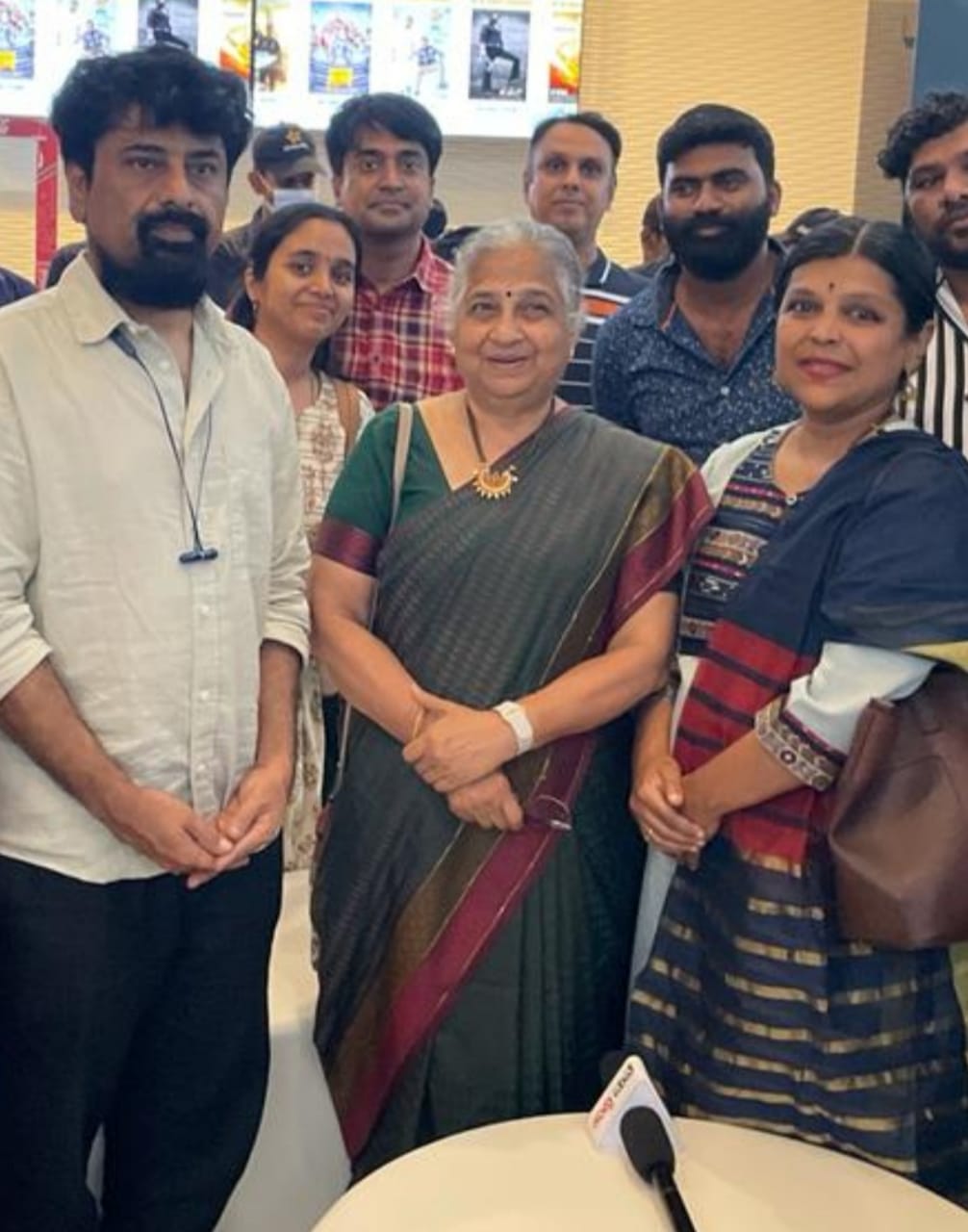 Sudha Murthy watched movie in Bengaluru, Sudha Murthy watched Selfie mummy Google Daddy movie, Infosys chief Sudha Murthy news, ಬೆಂಗಳೂರಿನಲ್ಲಿ ಸಿನಿಮಾ ವೀಕ್ಷಿಸಿದ ಸುಧಾ ಮೂರ್ತಿ, ಸೆಲ್ಫಿ ಮಮ್ಮಿ ಗೂಗಲ್ ಡ್ಯಾಡಿ ಸಿನಿಮಾ ವೀಕ್ಷಿಸಿದ ಸುಧಾ ಮೂರ್ತಿ, ಇನ್ಫೋಸಿಸ್ ಮುಖ್ಯಸ್ಥೆ ಸುಧಾ ಮೂರ್ತಿ ಸುದ್ದಿ,