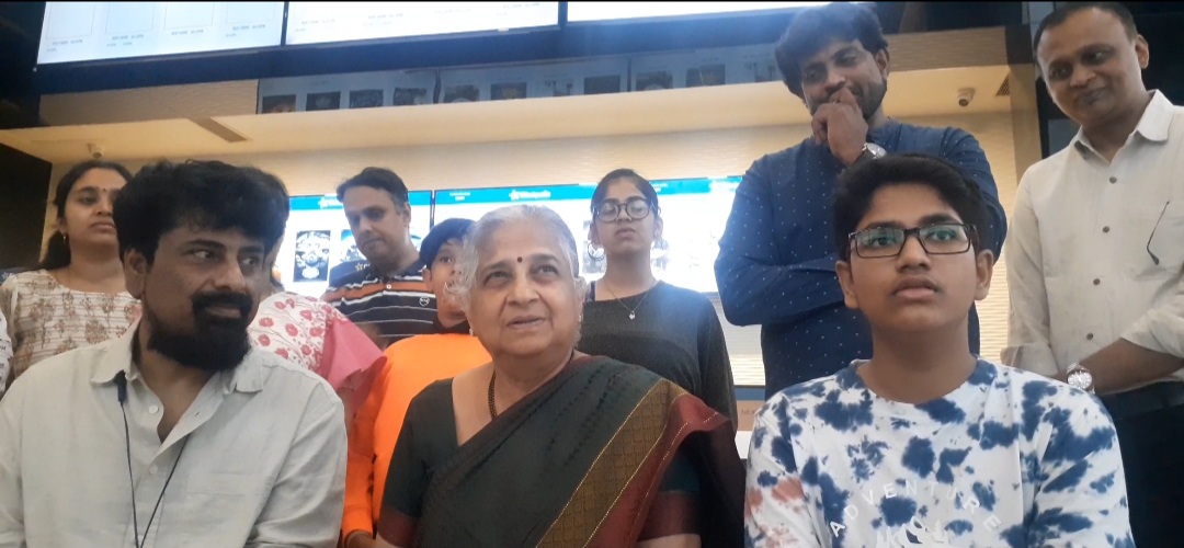 Sudha Murthy watched movie in Bengaluru, Sudha Murthy watched Selfie mummy Google Daddy movie, Infosys chief Sudha Murthy news, ಬೆಂಗಳೂರಿನಲ್ಲಿ ಸಿನಿಮಾ ವೀಕ್ಷಿಸಿದ ಸುಧಾ ಮೂರ್ತಿ, ಸೆಲ್ಫಿ ಮಮ್ಮಿ ಗೂಗಲ್ ಡ್ಯಾಡಿ ಸಿನಿಮಾ ವೀಕ್ಷಿಸಿದ ಸುಧಾ ಮೂರ್ತಿ, ಇನ್ಫೋಸಿಸ್ ಮುಖ್ಯಸ್ಥೆ ಸುಧಾ ಮೂರ್ತಿ ಸುದ್ದಿ,